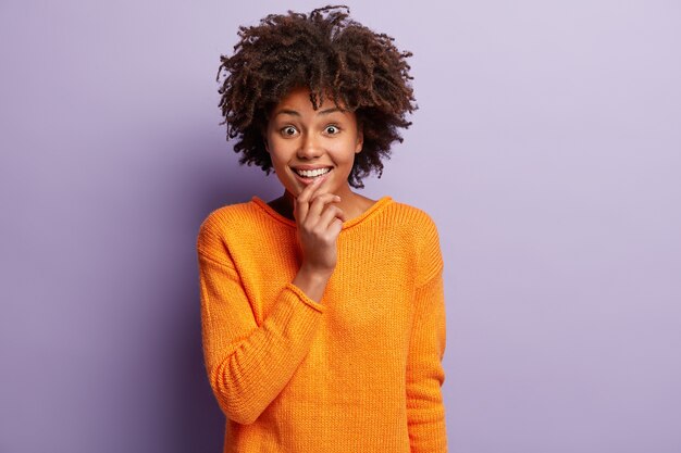 Femme afro-américaine en pull orange