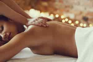 Photo gratuite femme afro-américaine recevant un massage relaxant au spa