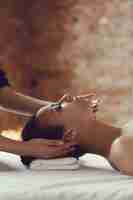 Photo gratuite femme afro-américaine recevant un massage relaxant au spa