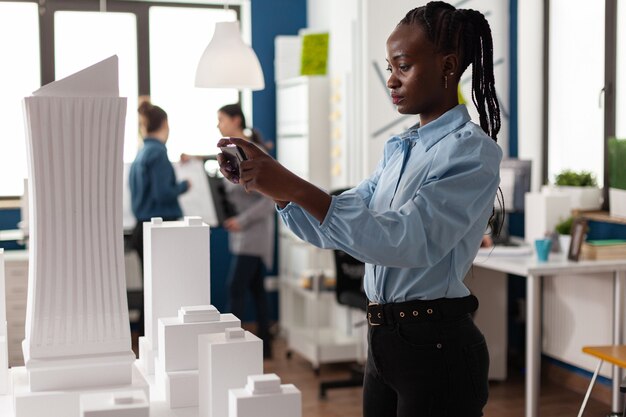 Femme afro-américaine en tant qu'architecte professionnel