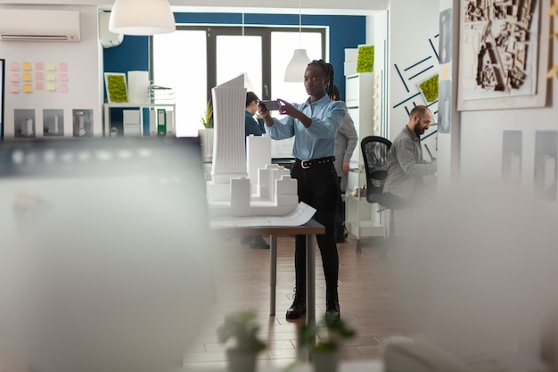 Femme afro-américaine en tant qu'architecte professionnel