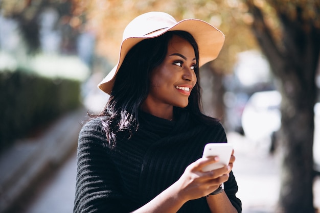 Femme afro-américaine avec téléphone