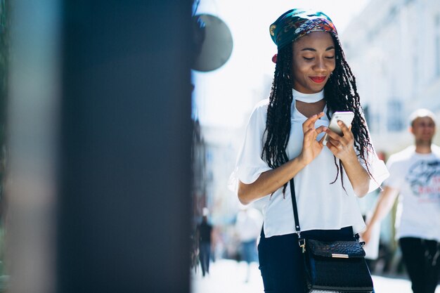 Femme afro-américaine avec téléphone