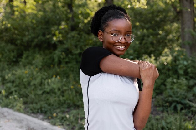 Femme afro-américaine travaillant à l'extérieur