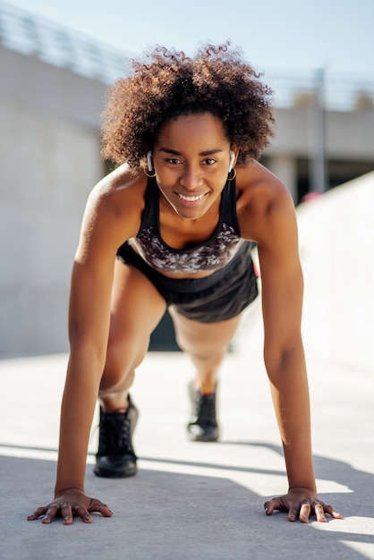 Femme afro athlétique prête à courir à l'extérieur