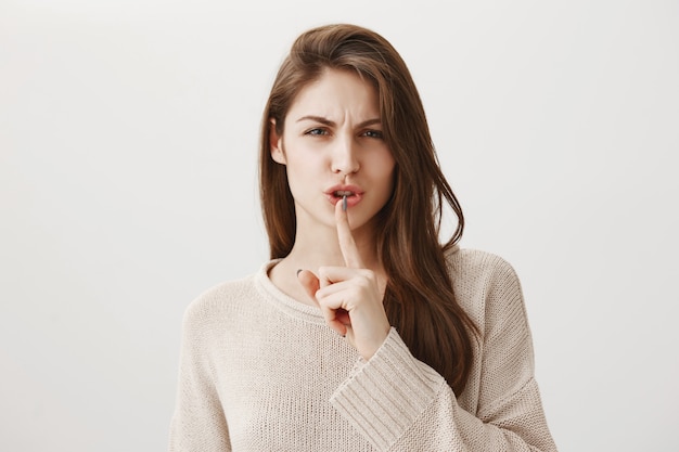 Femme agacée chutant, dis tais-toi