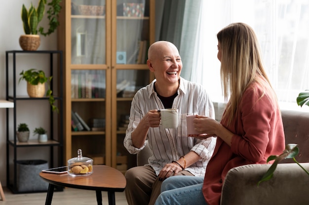 Photo gratuite femme d'âge moyen atteinte d'un cancer de la peau passant du temps avec son amie