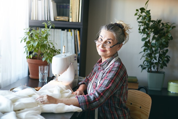 Femme d'âge moyen expressif posant