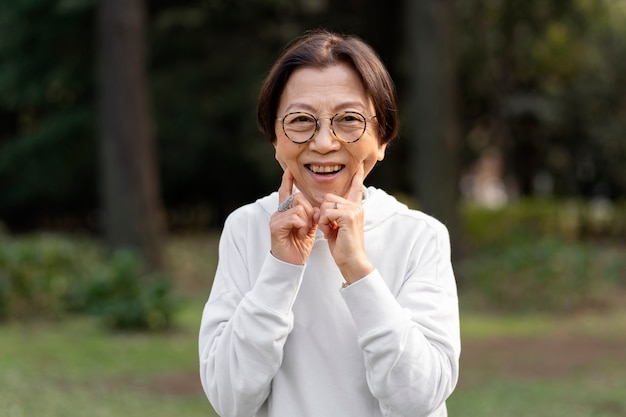 Femme d'âge moyen souriant et s'amusant