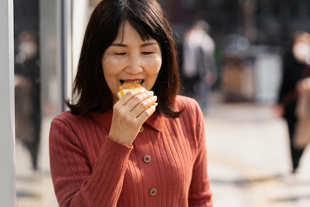 Femme d'âge moyen souriant et s'amusant