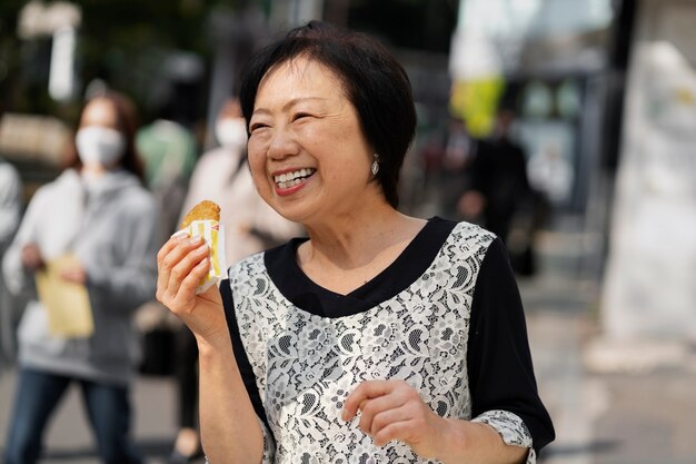 Femme d'âge moyen souriant et s'amusant