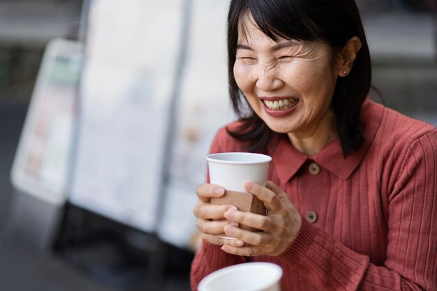 Femme d'âge moyen souriant et s'amusant