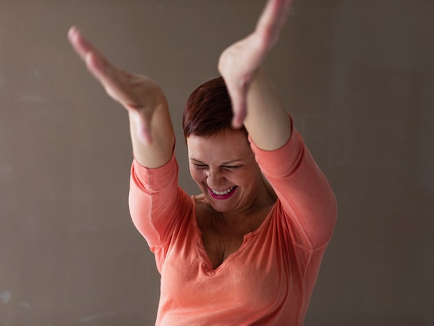 Photo gratuite femme d'âge mûr heureuse vue de face