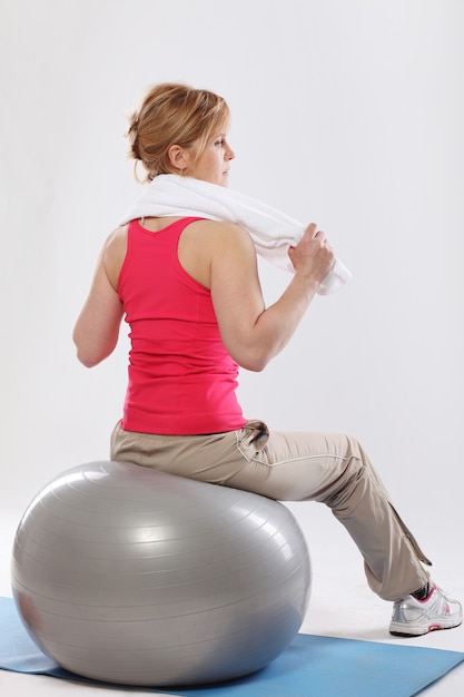 femme d'âge mûr travailler avec ballon gris