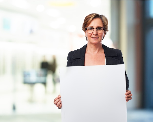 Femme âgée avec une affiche