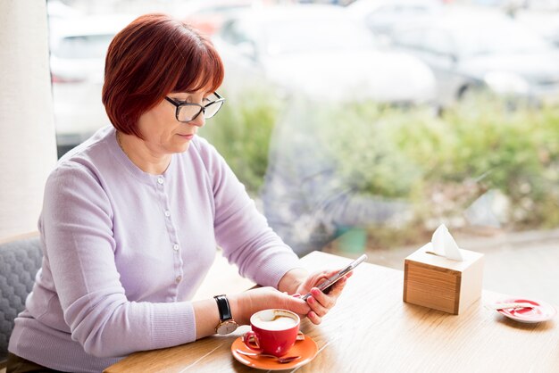 Femme âgée à l&#39;aide d&#39;un téléphone portable