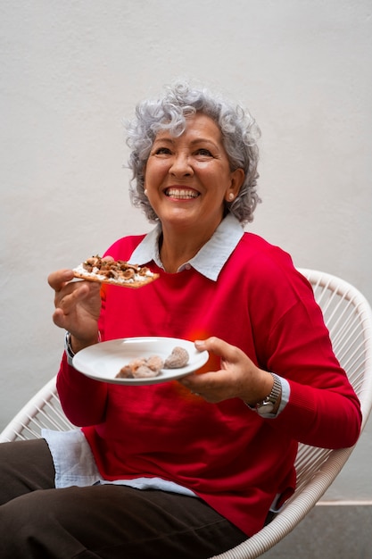 Femme âgée appréciant un plat de figues fait maison