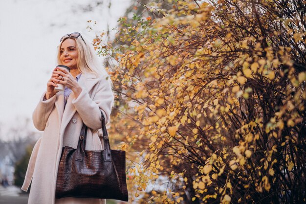 Femme âgée, boire café, dehors, les, automne, parc