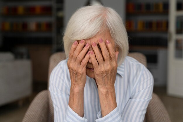 Une femme âgée confrontée à la maladie d'Alzheimer