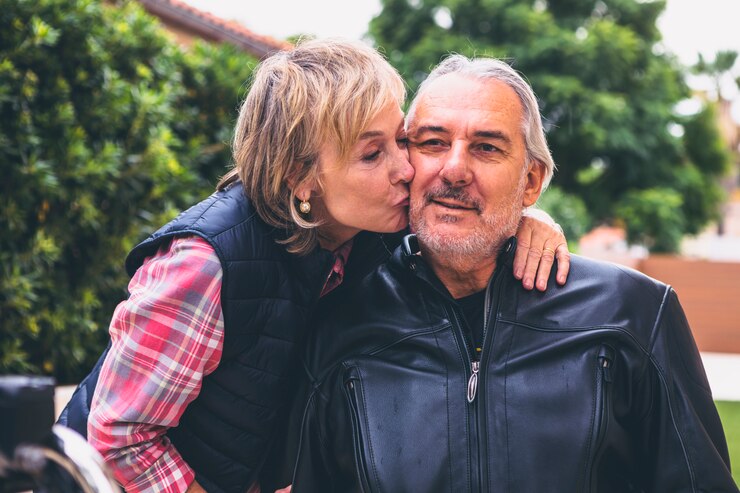 Photo gratuit une femme âgée embrasse un homme sur la joue