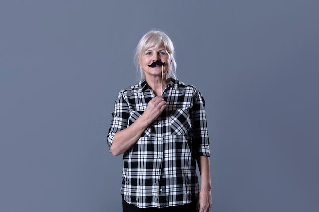 Photo gratuite femme âgée avec fausse moustache