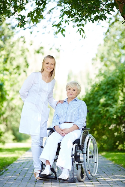 Une femme âgée avec handicap et soignant