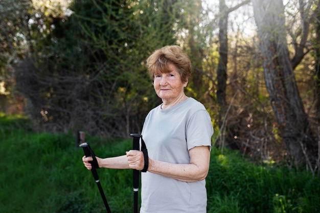 Femme âgée marchant dans le parc