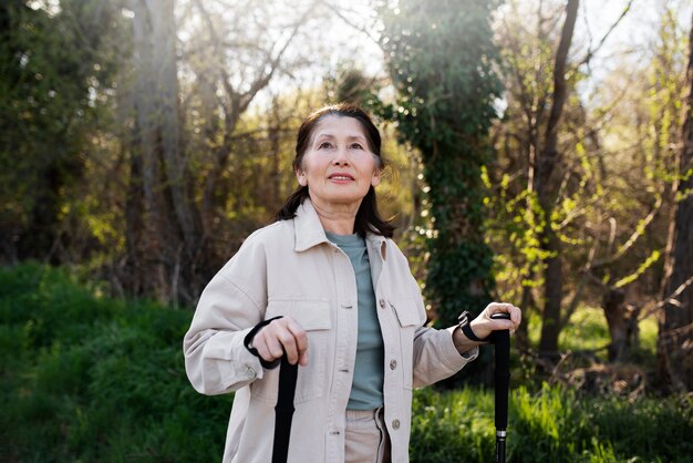 Femme âgée marchant dans le parc