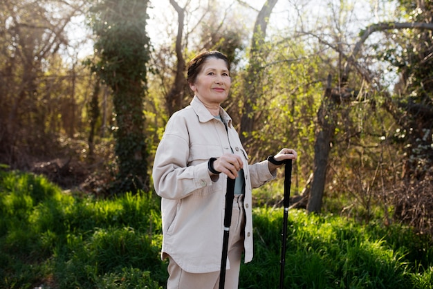 Femme âgée marchant dans le parc