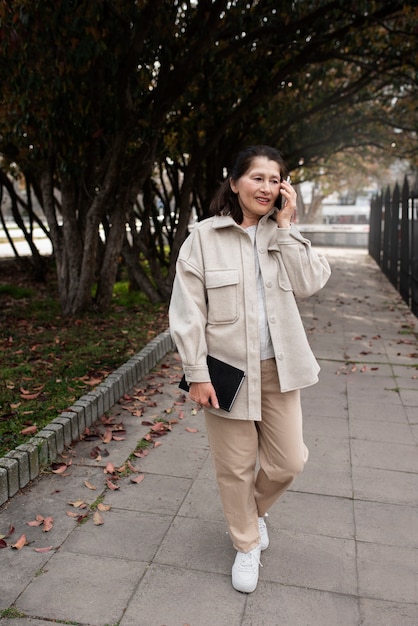 Photo gratuite femme âgée marchant dans la ville