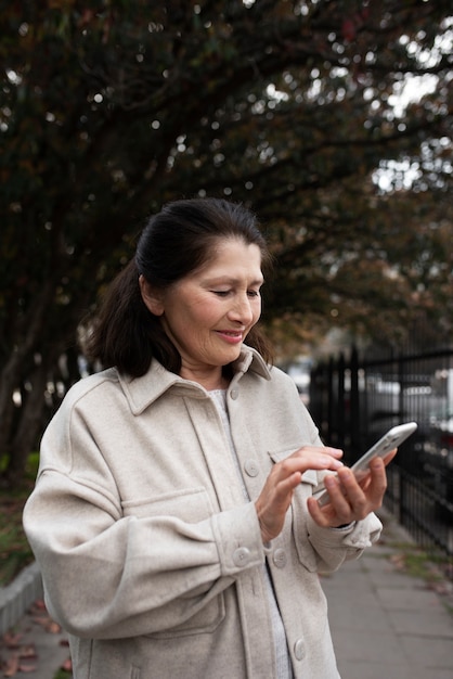 Femme âgée marchant dans la ville