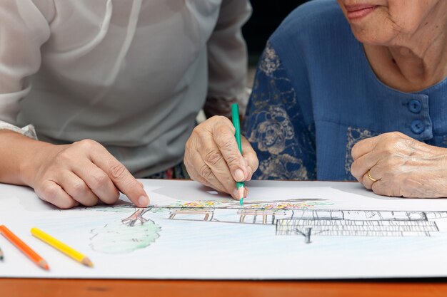 Jeune Femme Enceinte Asiatique Dessin Bebe Dans Le Ventre Et La Famille Dans Le Cahier Maman Se Sentant Heureuse Souriante Positive Et Paisible Alors Qu Elle Prend Soin De L Enfant A La Table