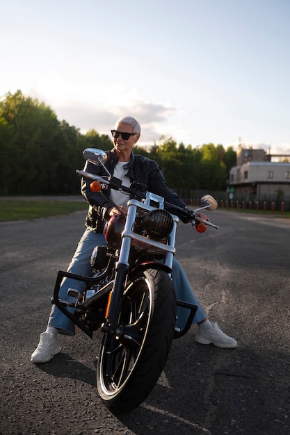 Femme âgée pleine photo avec moto