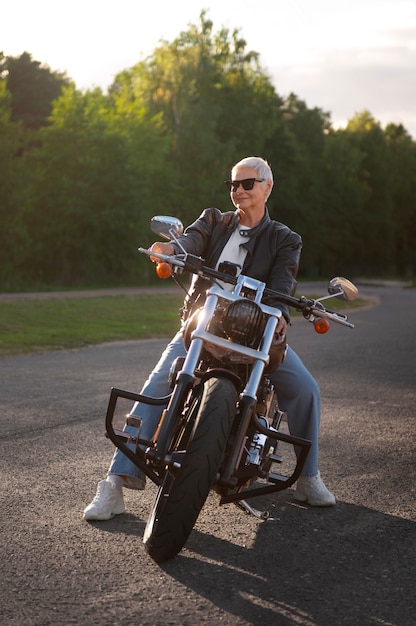 Femme âgée pleine photo avec moto