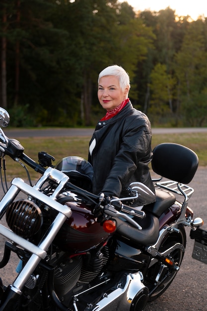 Photo gratuite femme âgée pleine photo avec moto