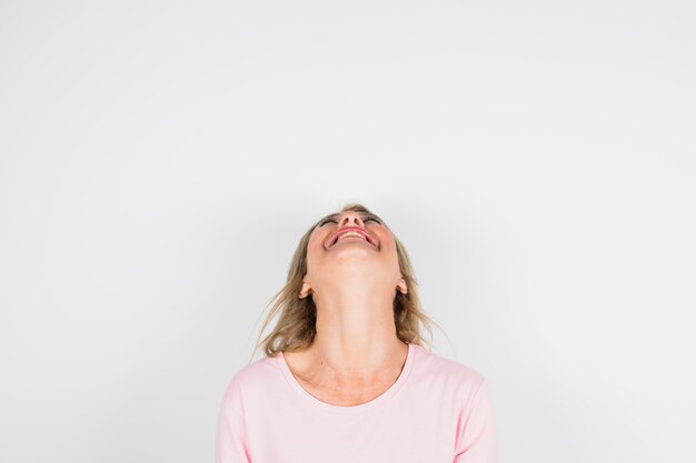 Femme âgée qui rit en blouse rose