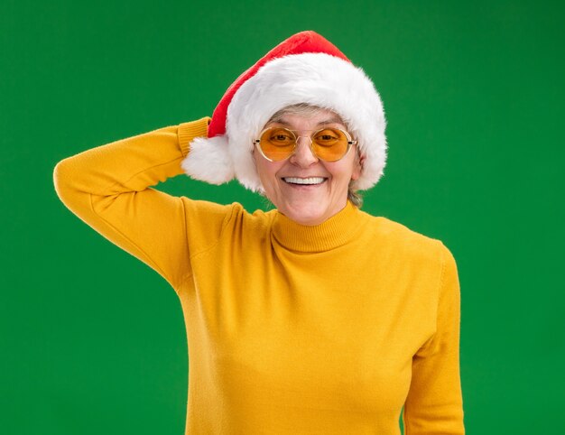 Femme âgée souriante à lunettes de soleil avec bonnet de Noel