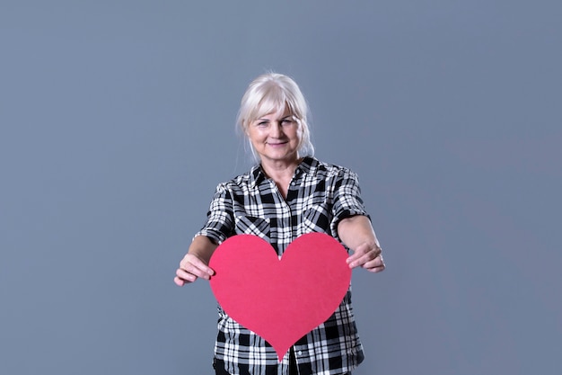 Photo gratuite femme âgée tenant coeur