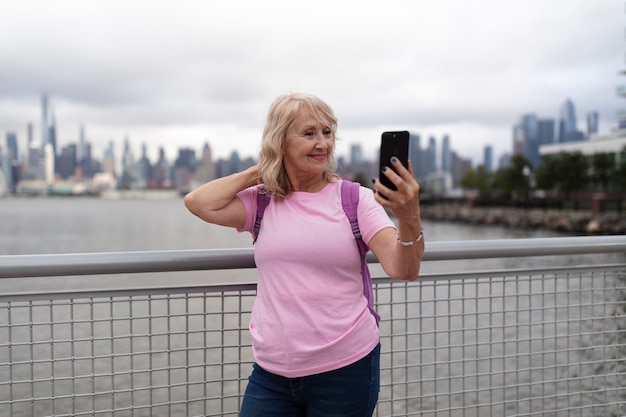 Femme âgée voyageant autour du monde