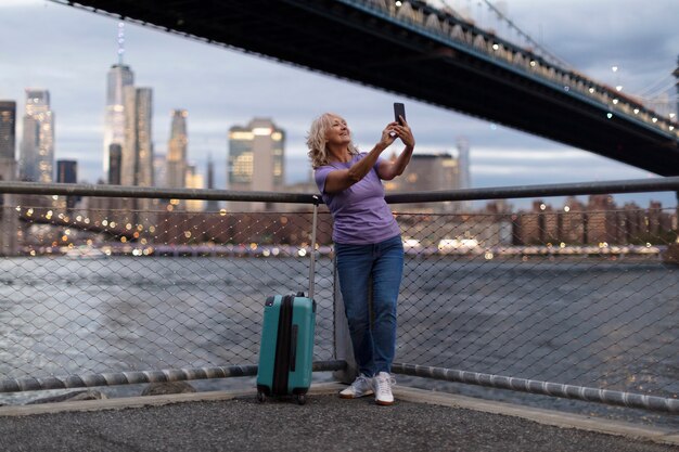 Femme âgée voyageant autour du monde