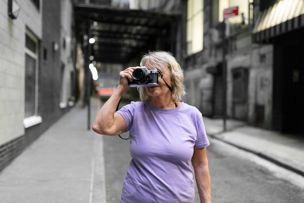 Photo gratuite femme âgée voyageant autour du monde