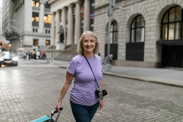 Femme âgée voyageant autour du monde