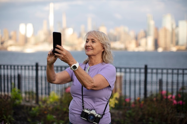 Femme âgée voyageant autour du monde