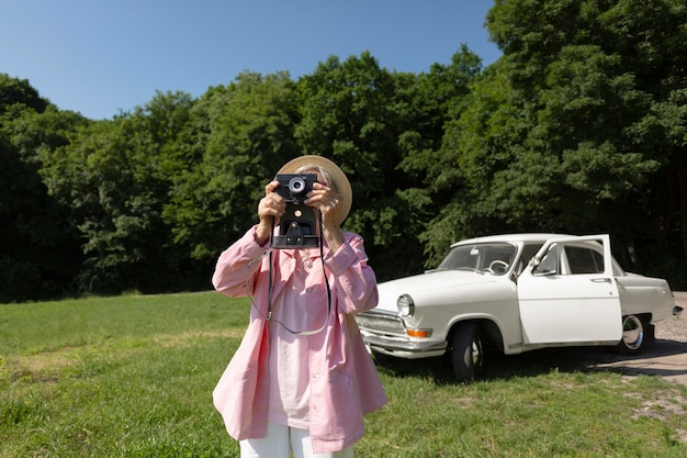 Photo gratuite femme âgée voyageant seule et s'amusant