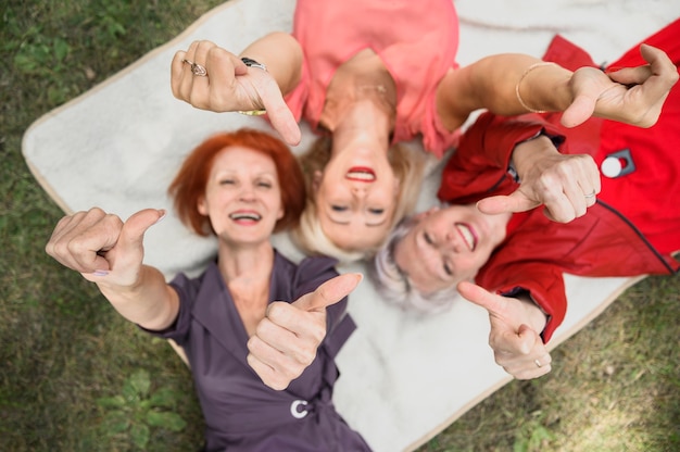 Photo gratuite femme âgée vue de dessus avec le pouce en l'air