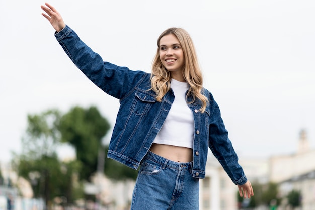 Photo gratuite femme agitant ses mains dans la vue de la police de l'air