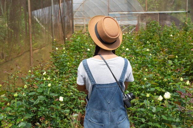 Femme Agricole Tenant Une Tablette Dans La Roseraie.