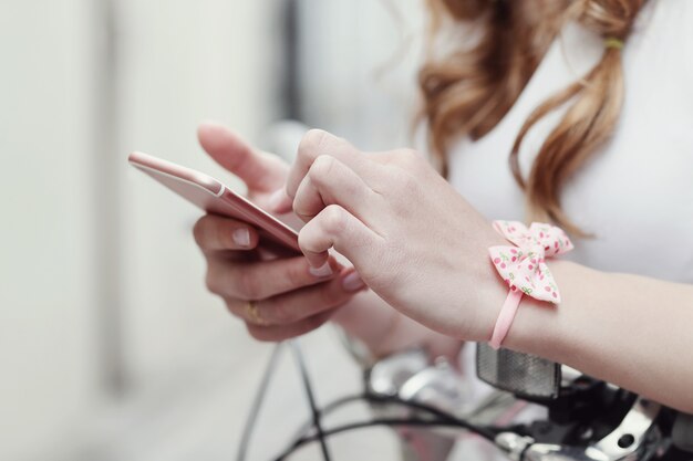 Femme à l'aide de smartphone