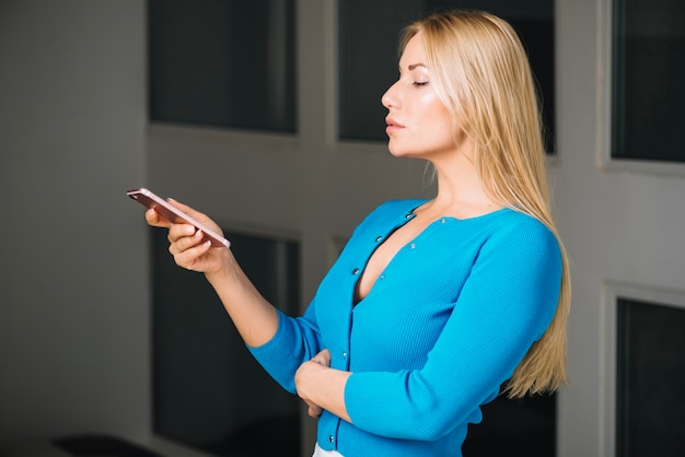 Photo gratuite femme à l'aide de smartphone