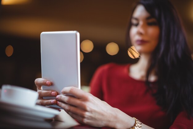 Femme à l'aide de tablette numérique